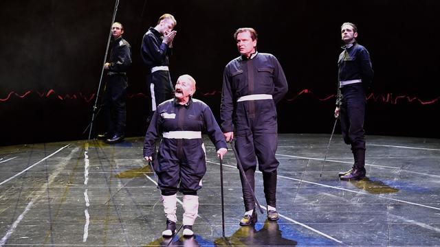 Die Schauspieler stehen am 09.02.2017 im Berliner Ensemble in Berlin bei der Fotoprobe zum Schauspiel "Prinz Friedrich von Homburg" auf der Bühne.