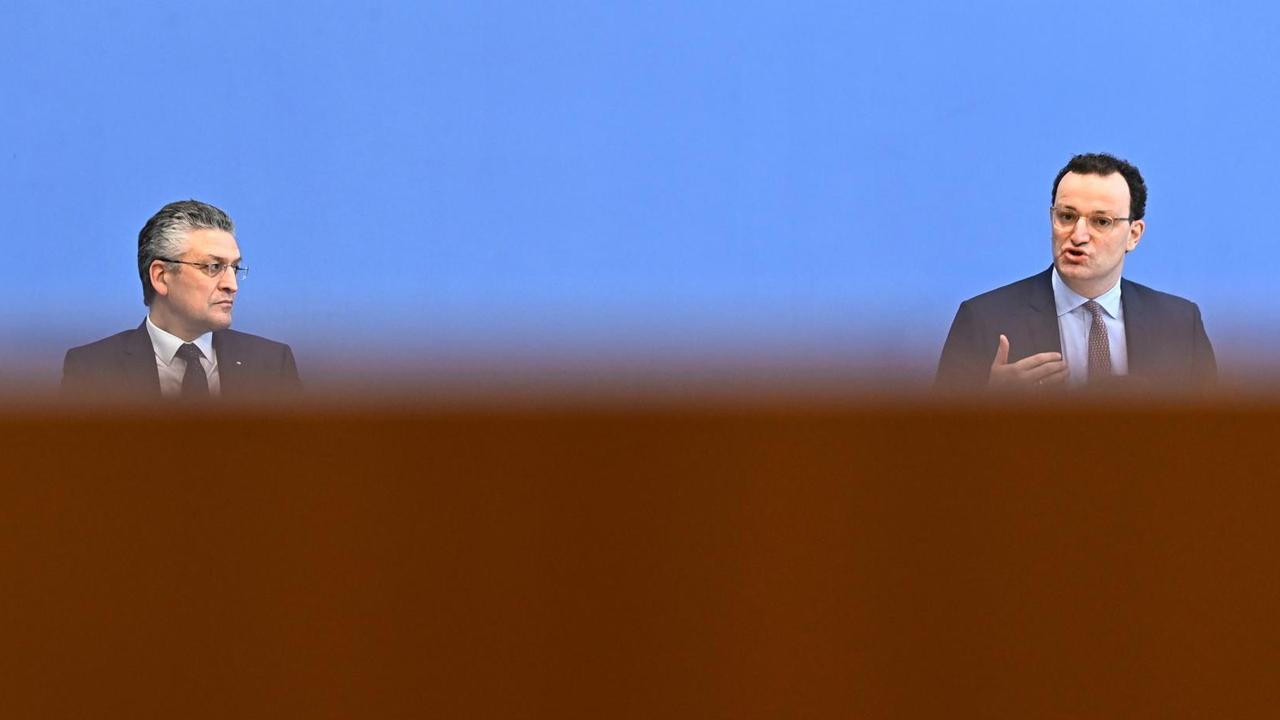 Pressekonferenz zur aktuellen Situation in der Corona-Pandemie: RKI-Präsident Lothar Wieler (l) und Bundesgesundheitsminister Jens Spahn (r) Pressekonferenz zur aktuellen Situation in der Corona-Pandemie: RKI-Präsident Lothar Wieler (l) und Bundesgesundheitsminister Jens Spahn (r)