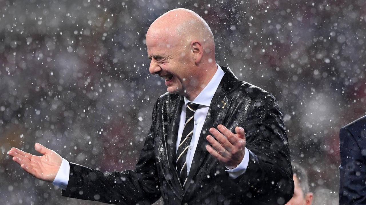 FUSSBALL WM 2018 FINALE ------- Frankreich - Kroatien 15.07.2018 FIFA-Praesident Gianni Infantino (Schweiz) steht im Regen *** FIFA World Cup 2018 FINALE France Croatia 15 07 2018 FIFA President Gianni Infantino Switzerland is in the rain PUBLICATIONxNOTxINxAUTxSUIxITA FUSSBALL WM 2018 FINALE ------- Frankreich - Kroatien 15.07.2018 FIFA-Praesident Gianni Infantino (Schweiz) steht im Regen *** FIFA World Cup 2018 FINALE France Croatia 15 07 2018 FIFA President Gianni Infantino Switzerland is in the rain PUBLICATIONxNOTxINxAUTxSUIxITA
