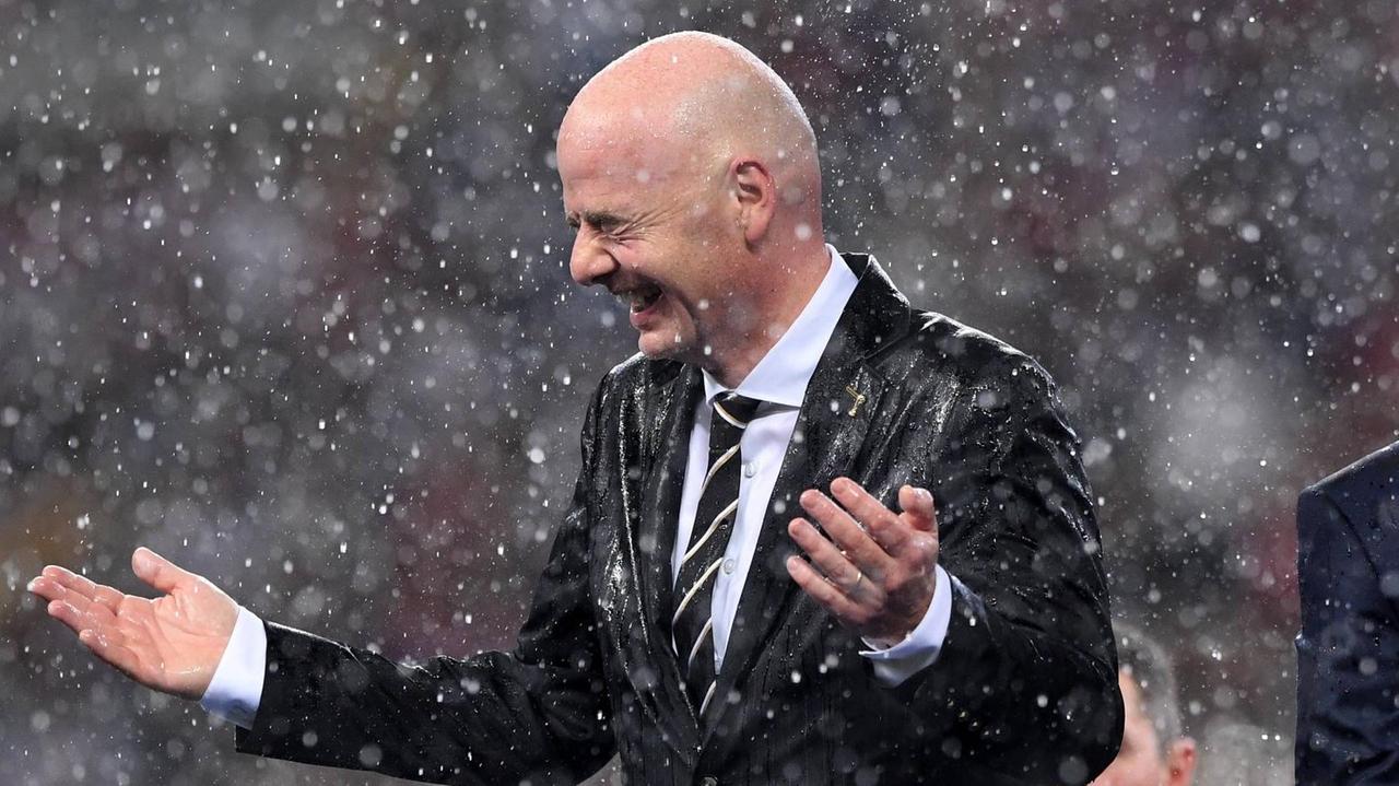 FUSSBALL WM 2018 FINALE ------- Frankreich - Kroatien 15.07.2018 FIFA-Praesident Gianni Infantino (Schweiz) steht im Regen *** FIFA World Cup 2018 FINALE France Croatia 15 07 2018 FIFA President Gianni Infantino Switzerland is in the rain PUBLICATIONxNOTxINxAUTxSUIxITA FUSSBALL WM 2018 FINALE ------- Frankreich - Kroatien 15.07.2018 FIFA-Praesident Gianni Infantino (Schweiz) steht im Regen *** FIFA World Cup 2018 FINALE France Croatia 15 07 2018 FIFA President Gianni Infantino Switzerland is in the rain PUBLICATIONxNOTxINxAUTxSUIxITA
