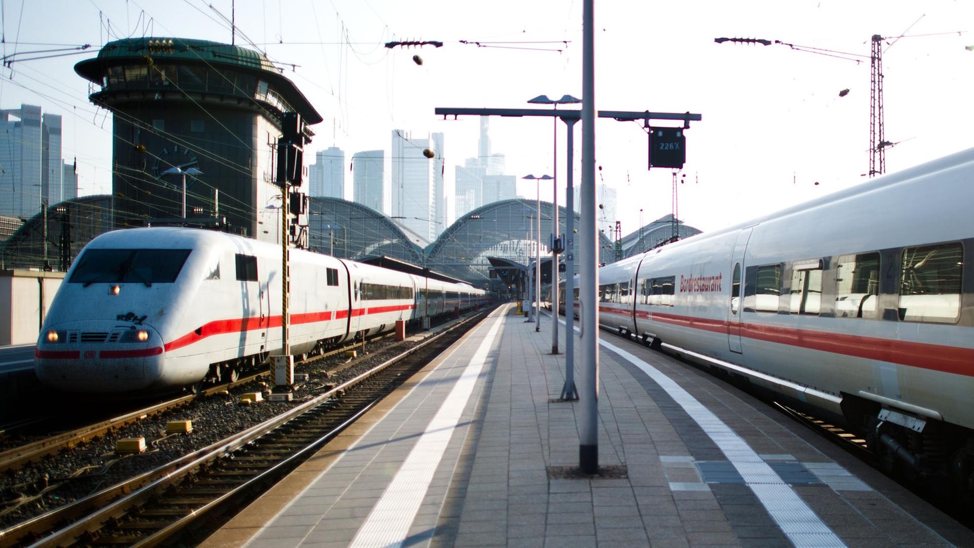 Zwei ICE-Züge fahren am 23.04.2015 einmal in und einmal aus dem Hauptbahnhof von Frankfurt am Main.