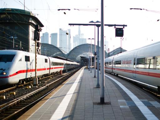 Zwei ICE-Züge fahren am 23.04.2015 einmal in und einmal aus dem Hauptbahnhof von Frankfurt am Main.