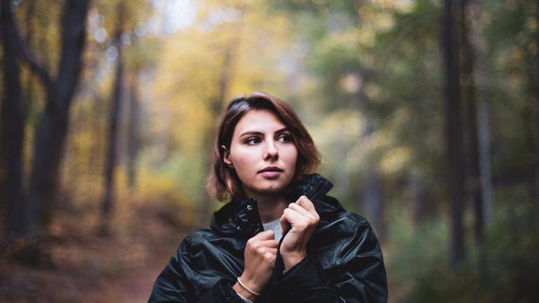 Porträt der Videoproduzentin Toya Zurkuhlen in schwarzer Lederjacke auf einem Waldweg