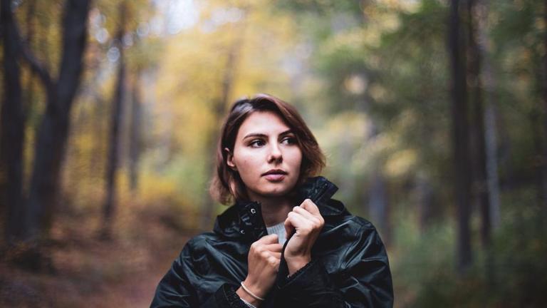 Porträt der Videoproduzentin Toya Zurkuhlen in schwarzer Lederjacke auf einem Waldweg Porträt der Videoproduzentin Toya Zurkuhlen in schwarzer Lederjacke auf einem Waldweg