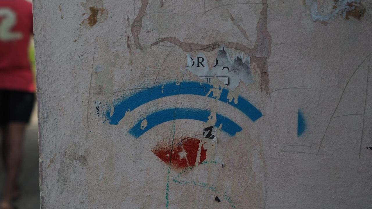 Das W-Lan-Zeichen auf einer Hauswand in den Farben der kubanischen Flagge. Das W-Lan-Zeichen auf einer Hauswand in den Farben der kubanischen Flagge.