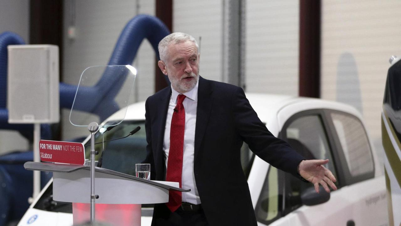 Der britische Labour-Parteichef Jeremy Corbyn bei einer Brexit-Rede im National Transport Design Centre (NTDC), Coventry University Technology Park, in Coventry, England, am Montag, den 26. Februar 2018.

()