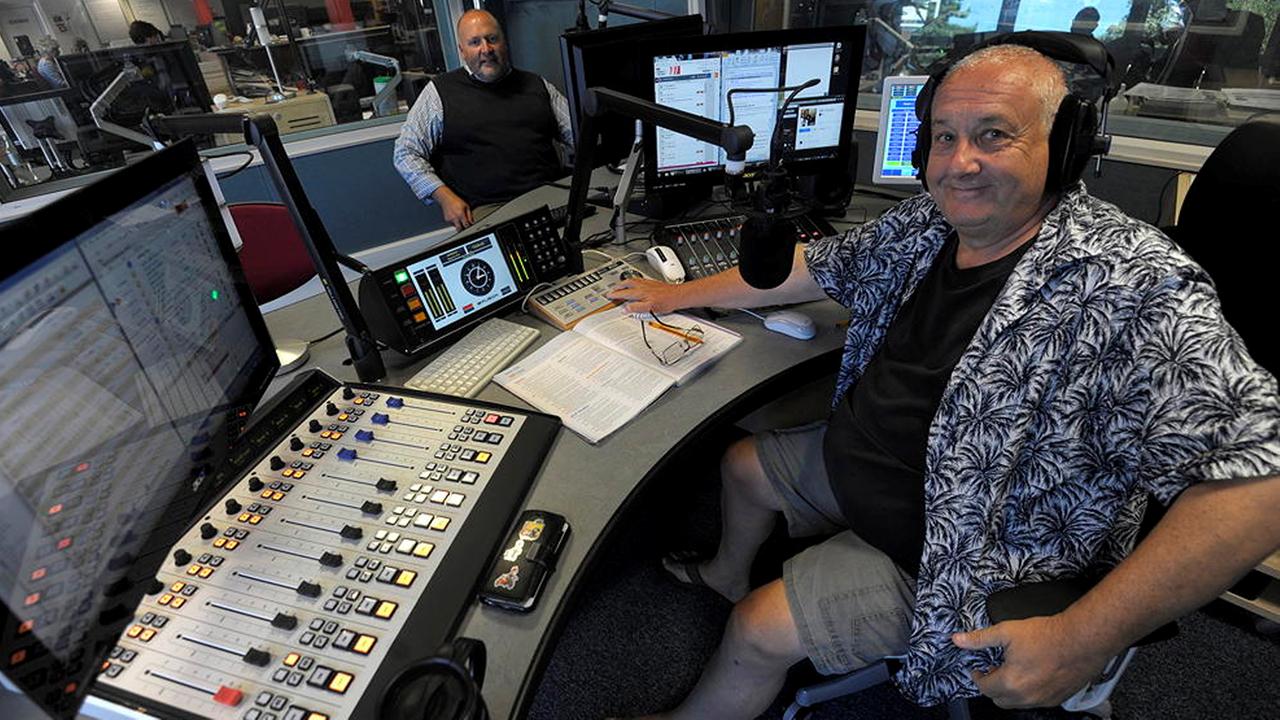 Moderator John Randall im Studio 1 von BBC Guernsey sitzt am Sendepult mit Sandalen ohne Socken und kurze Hose Moderator John Randall im Studio 1 von BBC Guernsey sitzt am Sendepult mit Sandalen ohne Socken und kurze Hose