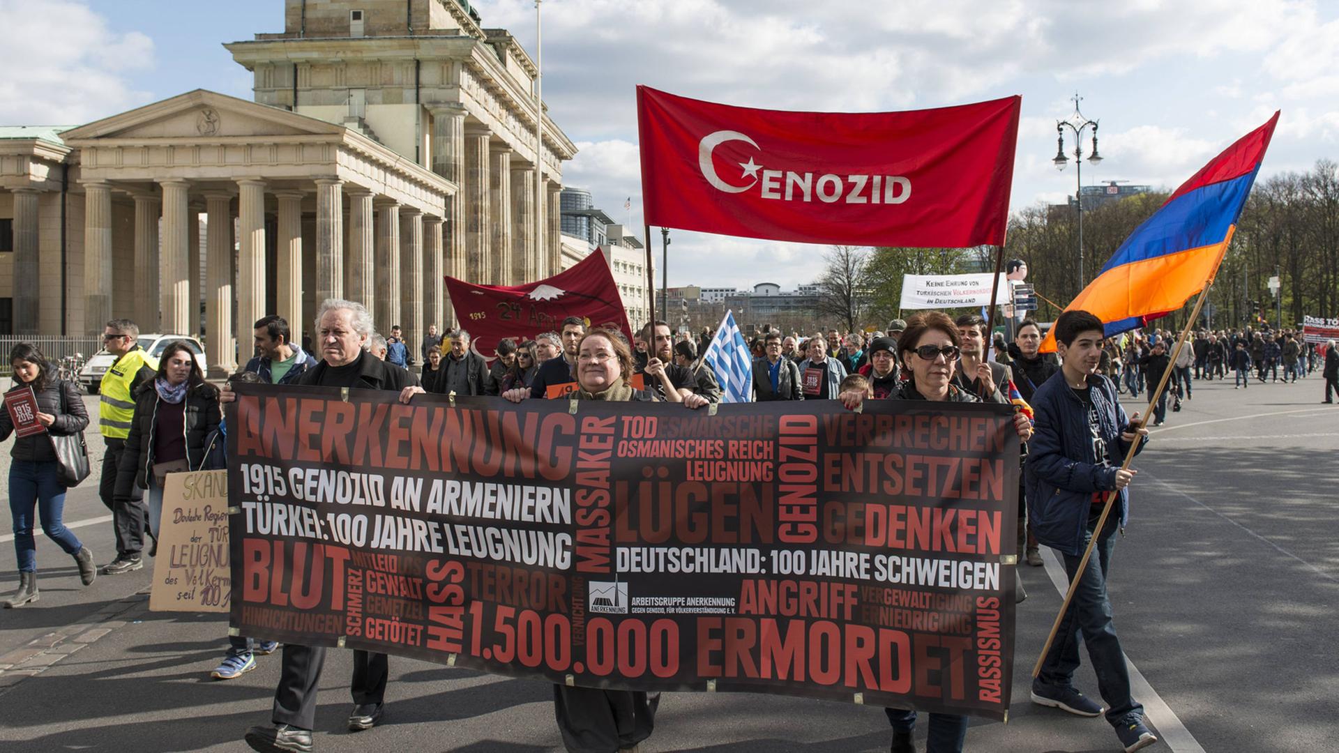 In Berlin lebende Armenier demonstrieren am 18.04.2015 am Brandenburger Tor in Berlin-Mitte für die Anerkennung des Genozids an 1,5 Millionen Armeniern durch das Osmanische Reich im Jahr 1915. In Berlin lebende Armenier demonstrieren am 18.04.2015 am Brandenburger Tor in Berlin-Mitte für die Anerkennung des Genozids an 1,5 Millionen Armeniern durch das Osmanische Reich im Jahr 1915.
