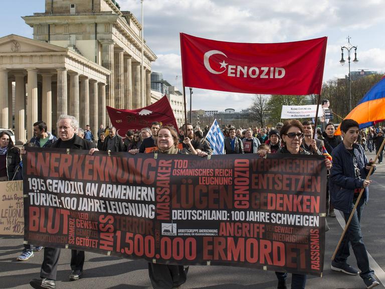In Berlin lebende Armenier demonstrieren am 18.04.2015 am Brandenburger Tor in Berlin-Mitte für die Anerkennung des Genozids an 1,5 Millionen Armeniern durch das Osmanische Reich im Jahr 1915.