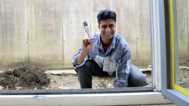 Der 16-jährige Asylbewerber Emran aus Afghanistan bei seinem Maler-Praktikum im Rahmen der Berufsvorbereitung für Flüchtlinge in Bayern. Der 16-jährige Asylbewerber Emran aus Afghanistan bei seinem Maler-Praktikum im Rahmen der Berufsvorbereitung für Flüchtlinge in Bayern.