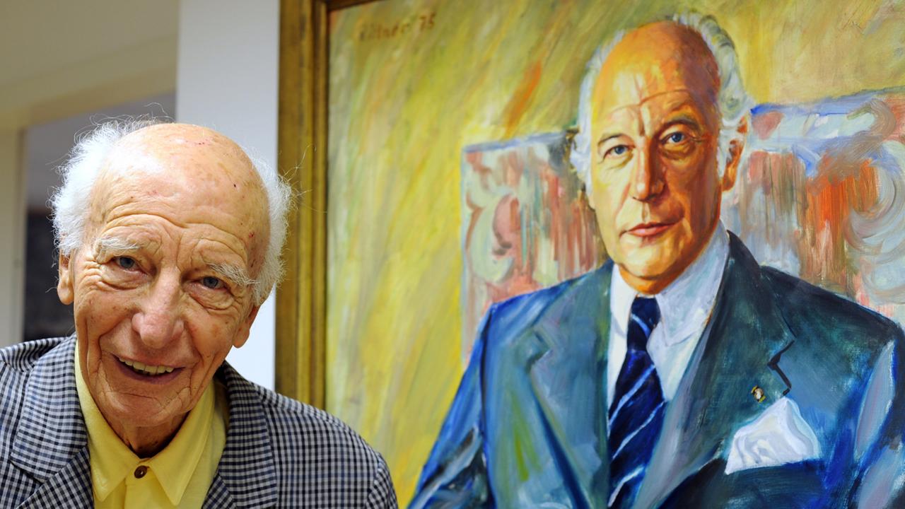 Alt-Bundespräsident Walter Scheel am 6.9.2011 in Bad Krozingen vor seinem Porträtbild Alt-Bundespräsident Walter Scheel am 6.9.2011 in Bad Krozingen vor seinem Porträtbild