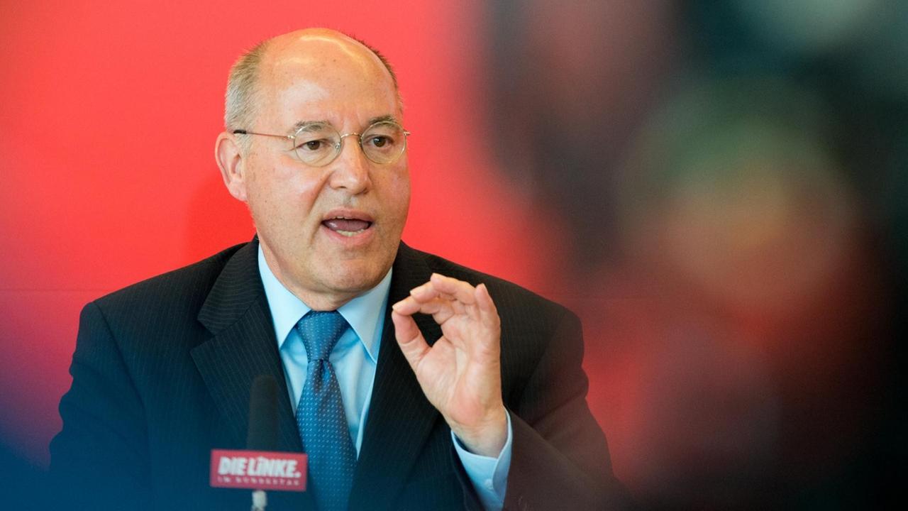 Gregor Gysi, Fraktionsvorsitzender der Partei Die Linke, spricht am 05.05.2015 während einer Fraktionssitzung in Berlin. Gregor Gysi, Fraktionsvorsitzender der Partei Die Linke, spricht am 05.05.2015 während einer Fraktionssitzung in Berlin.