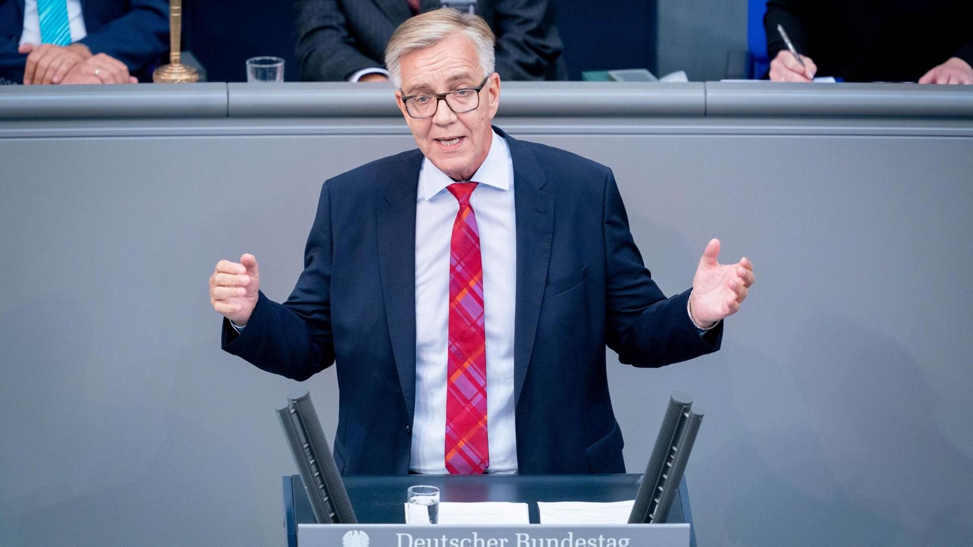 Dietmar Bartsch, Fraktionsvorsitzender der Partei Die Linke, spricht bei der Generaldebatte im Deutschen Bundestag. Dietmar Bartsch, Fraktionsvorsitzender der Partei Die Linke, spricht bei der Generaldebatte im Deutschen Bundestag.