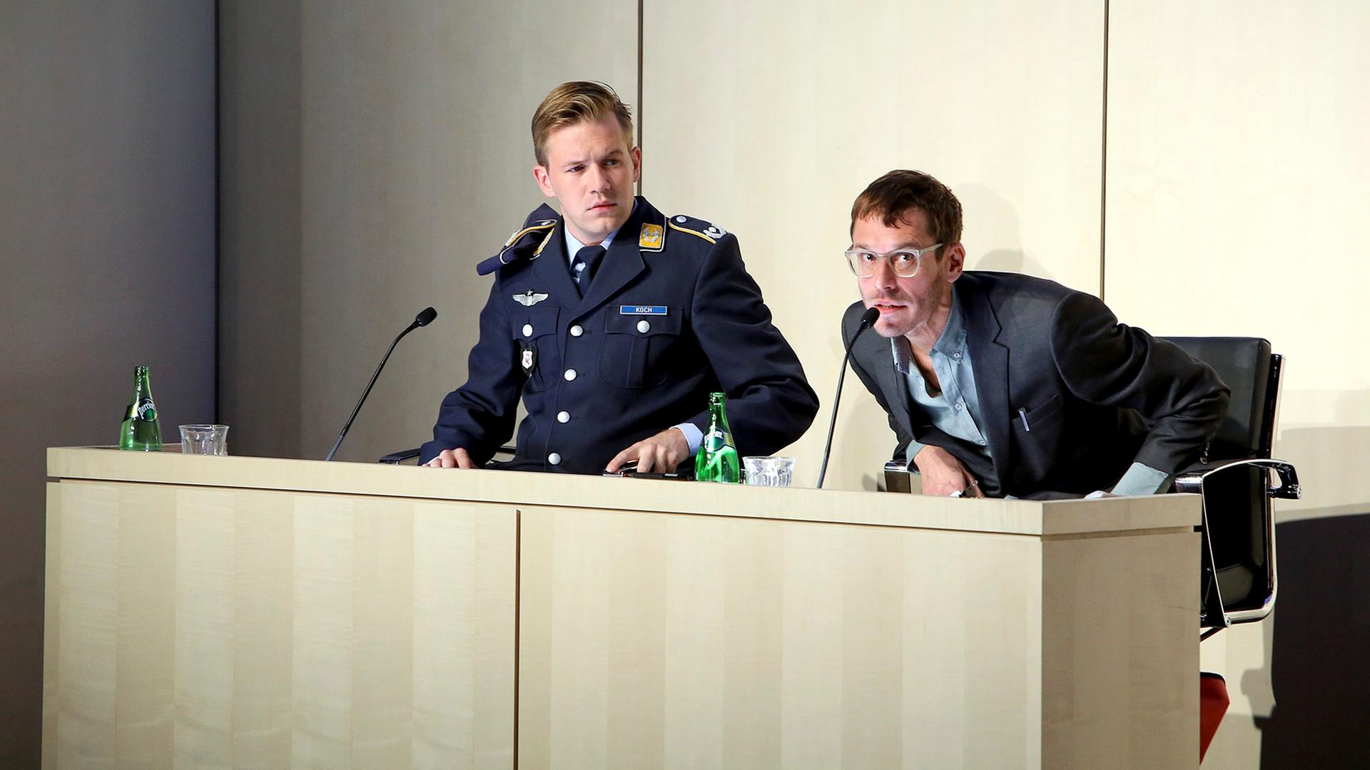 Nico Holonics (l.) als Bundeswehrsoldat Lars Koch und Max Mayer als sein Verteidiger Biegler während einer Probe am Schauspiel Frankfurt für das Stück "Terror" von Ferdinand von Schirach. Nico Holonics (l.) als Bundeswehrsoldat Lars Koch und Max Mayer als sein Verteidiger Biegler während einer Probe am Schauspiel Frankfurt für das Stück "Terror" von Ferdinand von Schirach.
