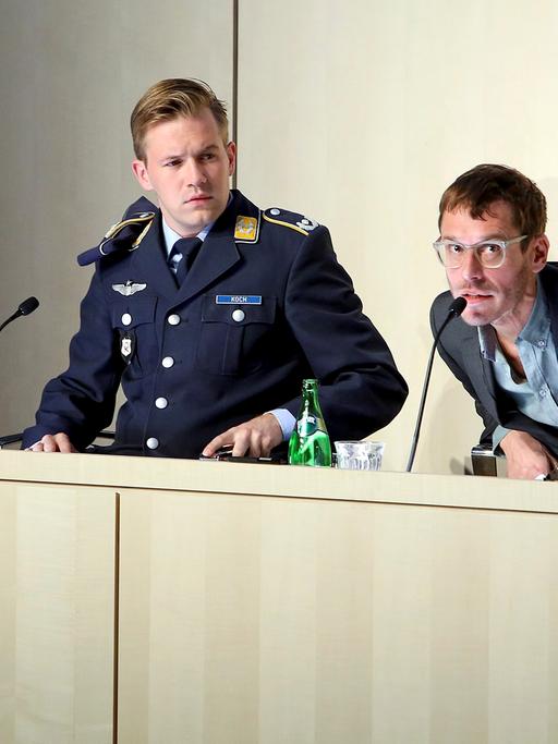Nico Holonics (l.) als Bundeswehrsoldat Lars Koch und Max Mayer als sein Verteidiger Biegler während einer Probe am Schauspiel Frankfurt für das Stück "Terror" von Ferdinand von Schirach.
