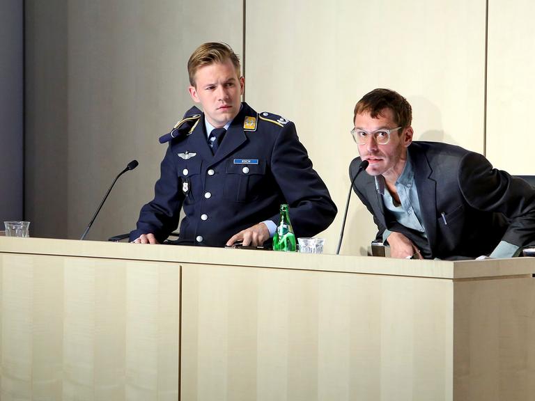 Nico Holonics (l.) als Bundeswehrsoldat Lars Koch und Max Mayer als sein Verteidiger Biegler während einer Probe am Schauspiel Frankfurt für das Stück "Terror" von Ferdinand von Schirach.