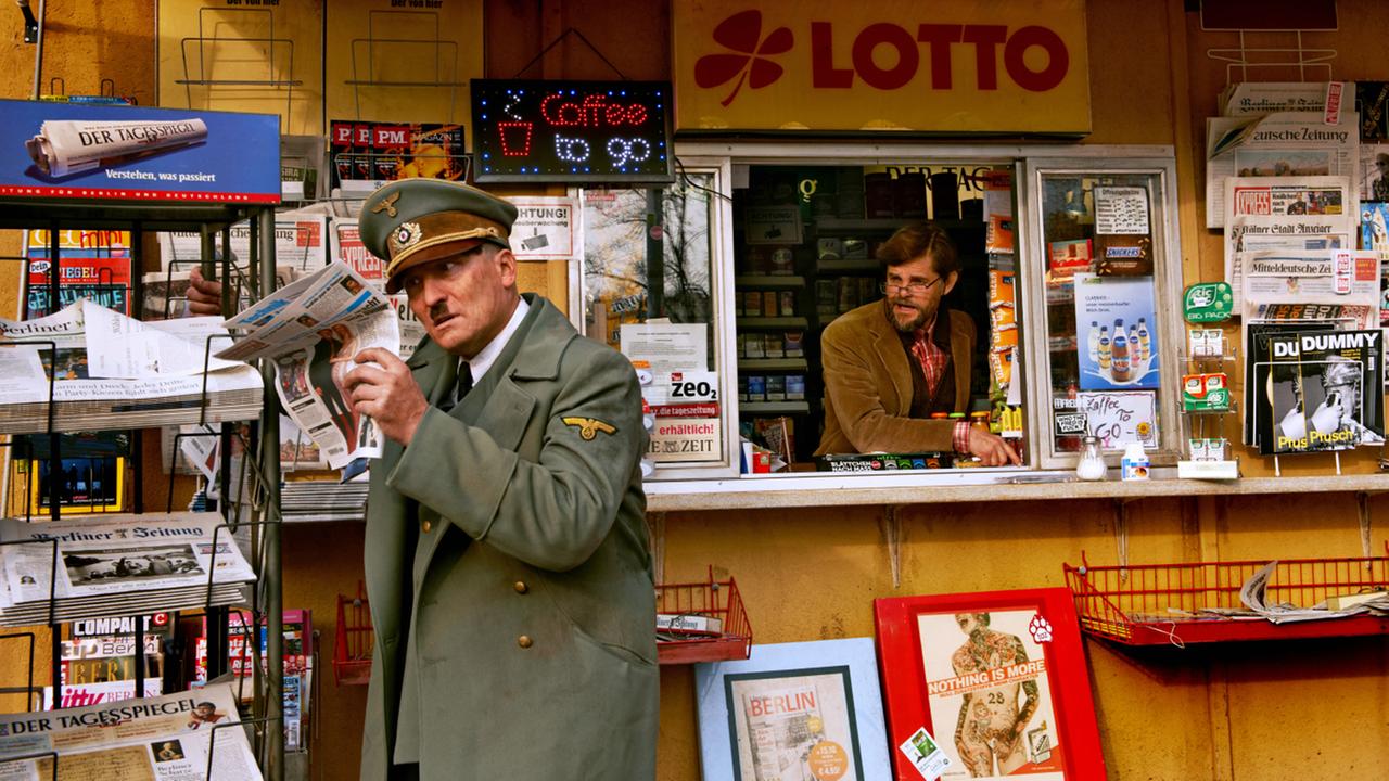 Der Schauspieler Oliver Masucci als Adolf Hitler in der Verfilmung von "Er ist wieder da", Regie: David Wnendt Der Schauspieler Oliver Masucci als Adolf Hitler in der Verfilmung von "Er ist wieder da", Regie: David Wnendt