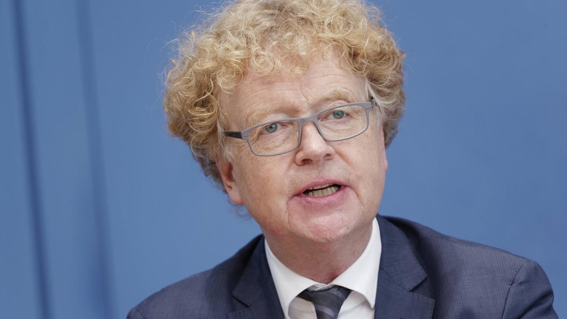 Andreas Lob-Hüdepohl, Mitglied des Deutschen Ethikrats, im Dezember 2020 in der Bundespressekonferenz. Andreas Lob-Hüdepohl, Mitglied des Deutschen Ethikrats, im Dezember 2020 in der Bundespressekonferenz.