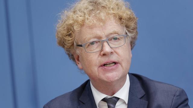 Andreas Lob-Hüdepohl, Mitglied des Deutschen Ethikrats, im Dezember 2020 in der Bundespressekonferenz.