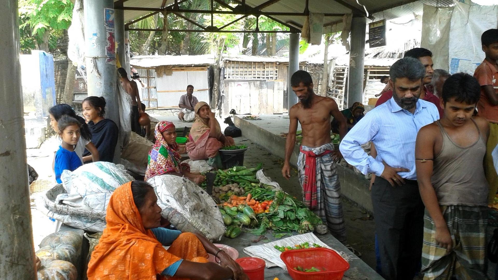 Der Markt im Slum von Khulna am Poirob River Der Markt im Slum von Khulna am Poirob River