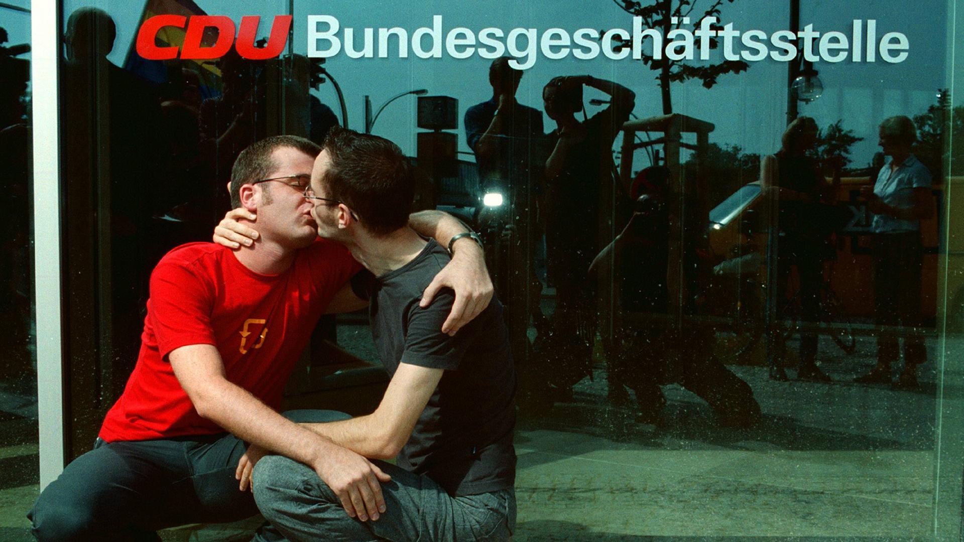 Lesben und Schwule des LSVD protestieren vor der Bundesgeschäftsstelle der CDU gegen deren Kampagne zur Verhinderung der Gleichstellung von lesbischen und schwulen Paaren (August 2000). Lesben und Schwule des LSVD protestieren vor der Bundesgeschäftsstelle der CDU gegen deren Kampagne zur Verhinderung der Gleichstellung von lesbischen und schwulen Paaren (August 2000).