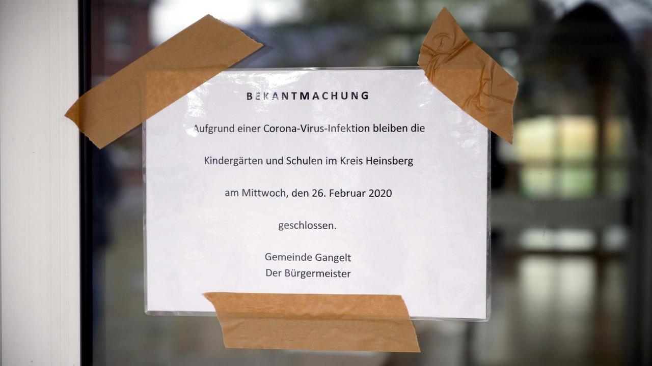 Die Gesamtschule Gangelt-Selfkant im Kreis Heinsberg wurde wegen des Coronavirus vorübergehend geschlossen. Ein Schild an der Eingangstür weist darauf hin.