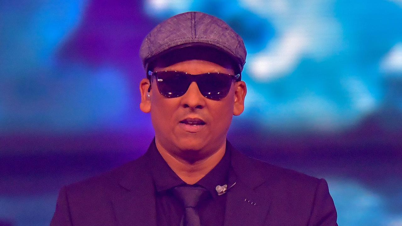 Der Sänger Xavier Naidoo mit Sonnen-Brille und Kappe bei einem Auftritt Der Sänger Xavier Naidoo mit Sonnen-Brille und Kappe bei einem Auftritt