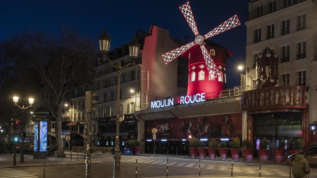 Das Foto zeigt das Varieté-Theater Moulin Rouge bei nächtlicher Beleuchtung.