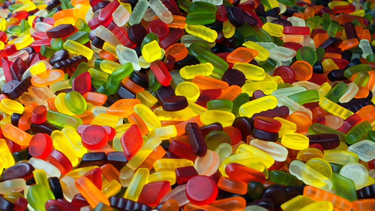 Zu sehen sind unzählige bunte Fruchtgummis. Zu sehen sind unzählige bunte Fruchtgummis.