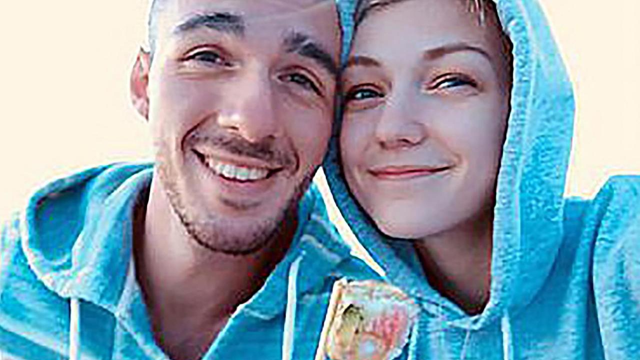 Ein Mann und eine Frau gucken in eine Kamera: Gabby Petito und ihr Freund Brian Laundrie.
Ein Mann und eine Frau gucken in eine Kamera: Gabby Petito und ihr Freund Brian Laundrie.