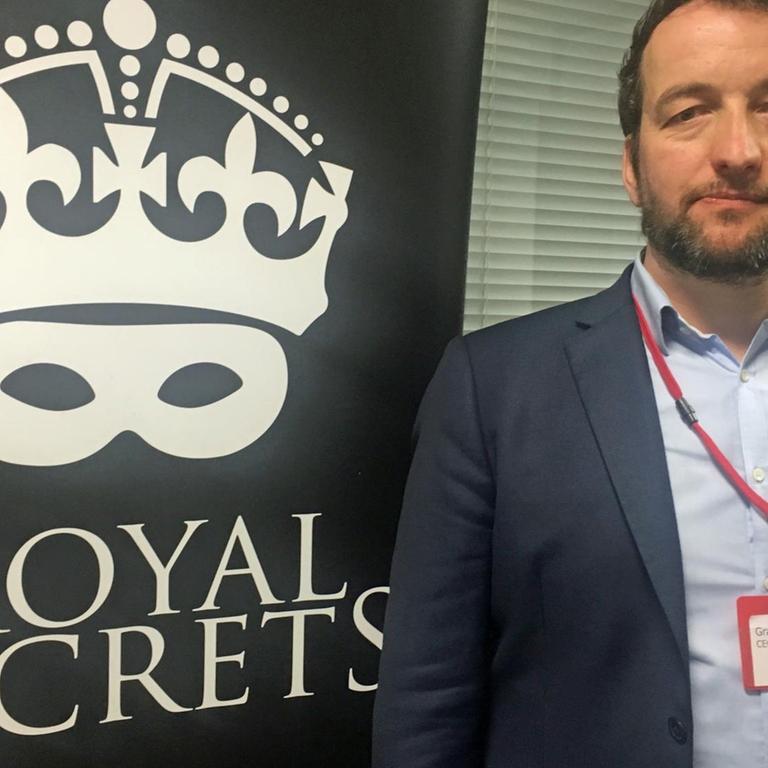 Graham Smith, Leiter der Organisation "Republic", vor einem Werbeplakat für ein Buch mit der Aufschrift "Royal Secrets" - "Königliche Geheimnisse"