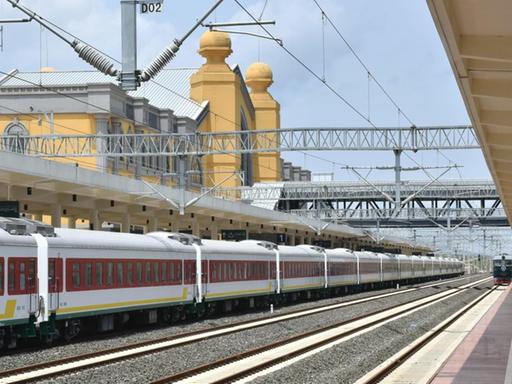 Der neue Bahnhof von Addis Abeba am 10.08.2017 mit einem in China gebauten Reisezug.