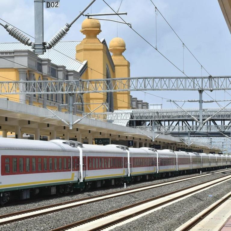 Der neue Bahnhof von Addis Abeba am 10.08.2017 mit einem in China gebauten Reisezug.