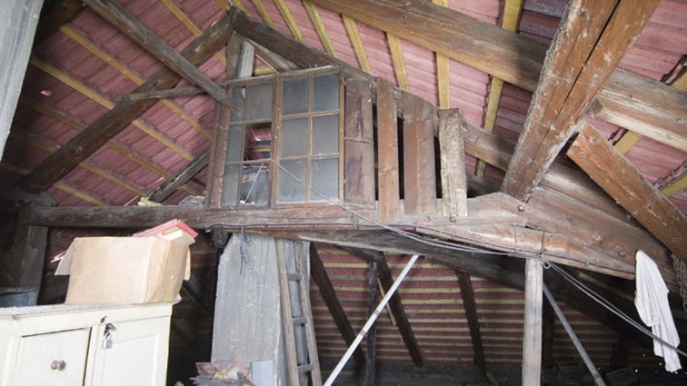 Reste eines "Kumbals" (Zimmerchen) auf einem Dachboden im heutigen Terezín / Theresienstadt. Die provisorischen Bretterwände ermöglichten ein Minimum an Privatsphäre. Im Getto galt das bereits als Privileg. Reste eines "Kumbals" (Zimmerchen) auf einem Dachboden im heutigen Terezín / Theresienstadt. Die provisorischen Bretterwände ermöglichten ein Minimum an Privatsphäre. Im Getto galt das bereits als Privileg.