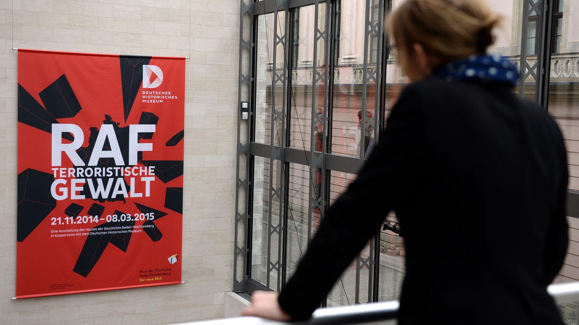 Eine Frau betrachtet am 20.11.2014 im Deutschen Historischen Museum in Berlin in der Ausstellung "RAF - terroristische Gewalt" das Plakat. Die Ausstellung kann bis zum 08.03.2015 besichtigt werden.