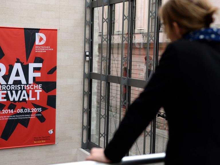 Eine Frau betrachtet am 20.11.2014 im Deutschen Historischen Museum in Berlin in der Ausstellung "RAF - terroristische Gewalt" das Plakat. Die Ausstellung kann bis zum 08.03.2015 besichtigt werden.