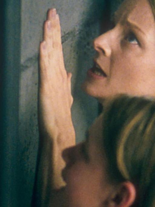 Filmstill aus "Panic Room" von David Fincher mit der Schauspilerin Jodie Foster als Meg Altmann und Kristen Stewart als ihre Tochter Sarah Altmann, 2002.