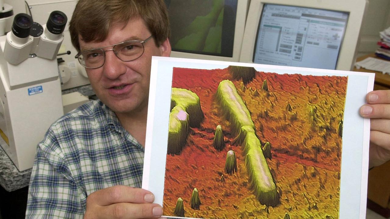 Dr. Karsten König zeigt im Institut für Anatomie II der Jenaer Friedrich-Schiller-Universität ein Beispiel für die weltweit feinsten Schnitte mit einem Nano-Laserskalpell im Jahre 2000.