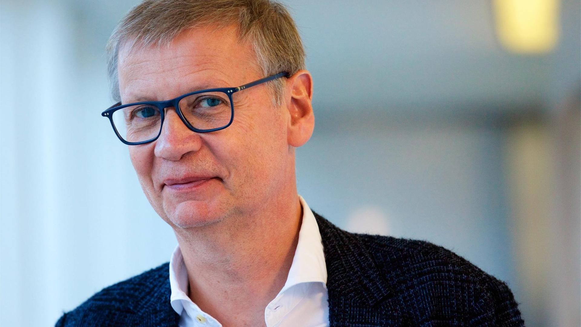 Fernsehmoderator Günther Jauch lächelt in die Kamera. Fernsehmoderator Günther Jauch lächelt in die Kamera.