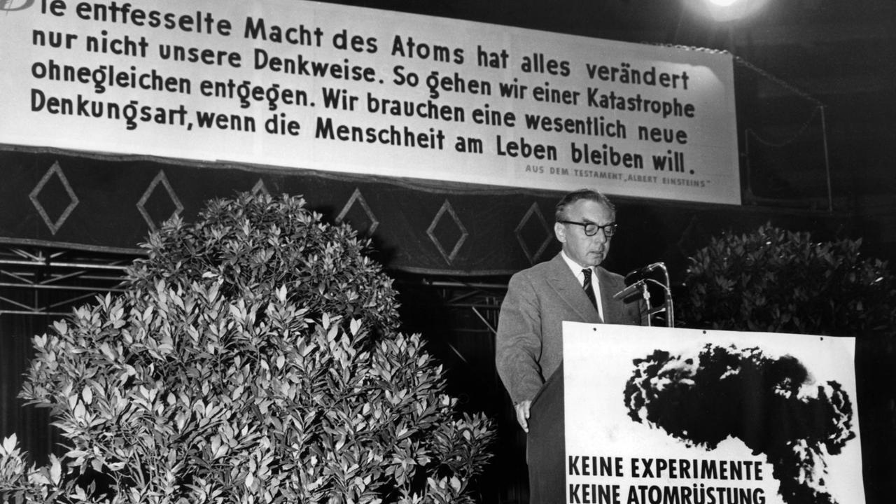 Der Schriftsteller Erich Kästner spricht sich am 18.04.1958 in München bei einer Anti-Atom-Protestkundgebung im Bau des Zirkus Krone vor rund 8.000 Menschen gegen eine mögliche atomare Bewaffnung der Bundeswehr aus, wie sie im März des selben Jahres im Bundestag beschlossen wurde. Zusätzlich setzt er sich für eine Volksbefragung über die Atomwaffen ein. | Verwendung weltweit