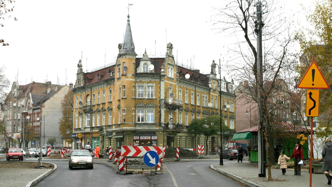 Straßenszene in Nowa Sol in Polen: Das Eckhaus liegt an den ehemaligen Straßen Berliner Straße und Angerstraße.