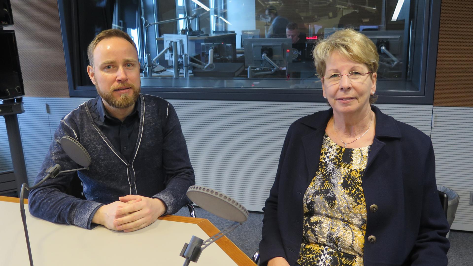 Sabine Bergmann-Pohl, letzte Volkskammerpräsidentin der DDR und bis 2002 MdB, mit Moderator Olaf Kosert Sabine Bergmann-Pohl, letzte Volkskammerpräsidentin der DDR und bis 2002 MdB, mit Moderator Olaf Kosert