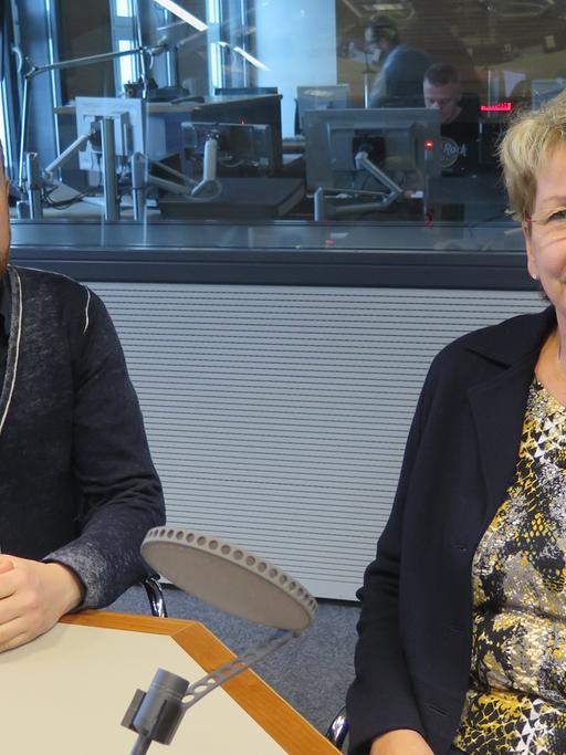 Sabine Bergmann-Pohl, letzte Volkskammerpräsidentin der DDR und bis 2002 MdB, mit Moderator Olaf Kosert