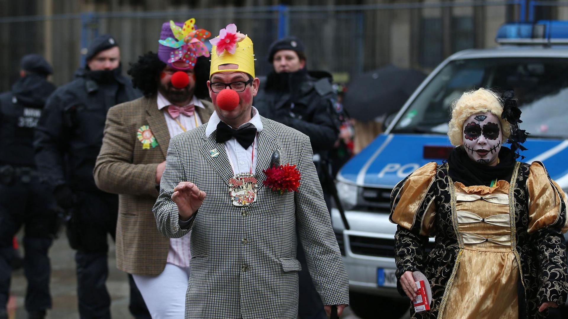 Polizisten sichern den Straßenkarneval in Köln.