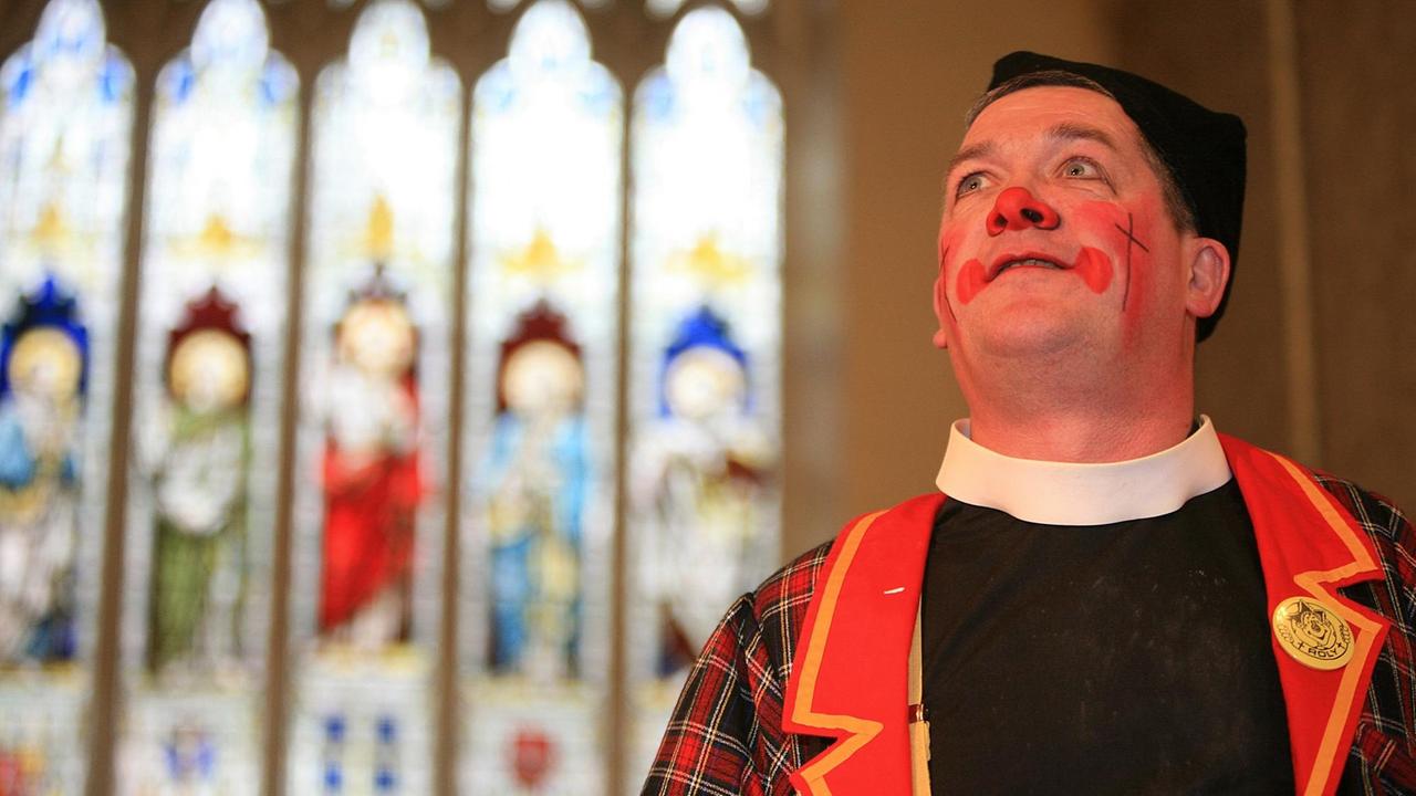 Ein Clown in einer Kirche während einer Clownsmesse Ein Clown in einer Kirche während einer Clownsmesse