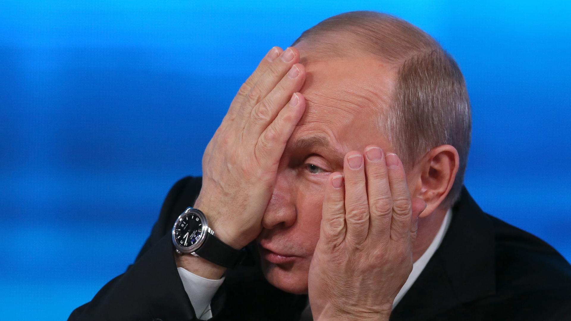 Russlands Präsident Wladimir Putin bei einer Pressekonferenz Russlands Präsident Wladimir Putin bei einer Pressekonferenz