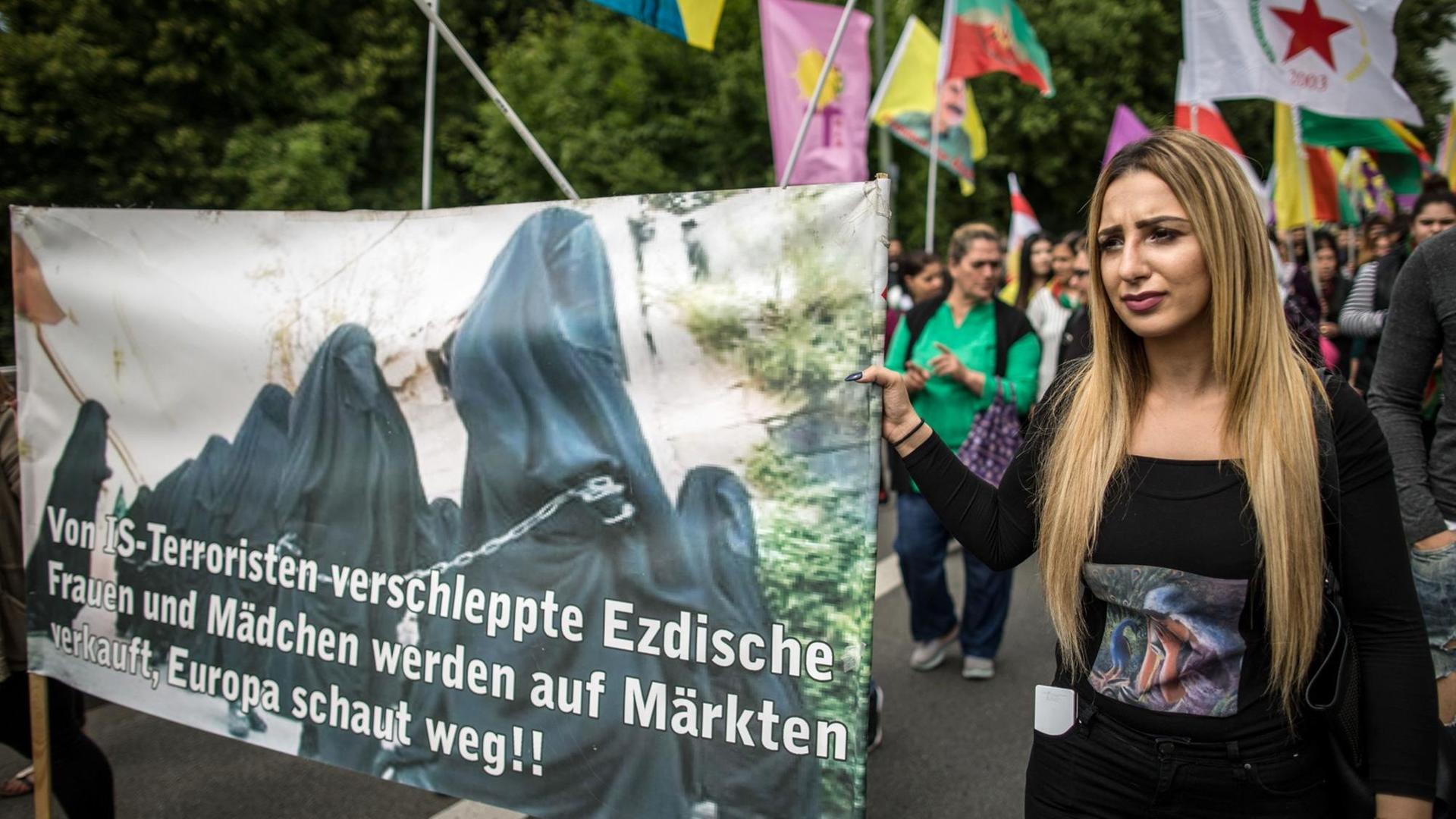 Mit einem Protestzug protestieren Demonstranten am 30.07.2016 in Bielefeld unter dem Motto "Jährlicher Gedenktag zum Völkermord an den Jesiden in Sengal". Vor zwei Jahren verübten Anhänger des Islamischen Staates IS ein Massaker an Jesiden im nordirakischen Schindschar. Mit einem Protestzug protestieren Demonstranten am 30.07.2016 in Bielefeld unter dem Motto "Jährlicher Gedenktag zum Völkermord an den Jesiden in Sengal". Vor zwei Jahren verübten Anhänger des Islamischen Staates IS ein Massaker an Jesiden im nordirakischen Schindschar.