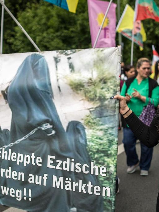 Mit einem Protestzug protestieren Demonstranten am 30.07.2016 in Bielefeld unter dem Motto "Jährlicher Gedenktag zum Völkermord an den Jesiden in Sengal". Vor zwei Jahren verübten Anhänger des Islamischen Staates IS ein Massaker an Jesiden im nordirakischen Schindschar.