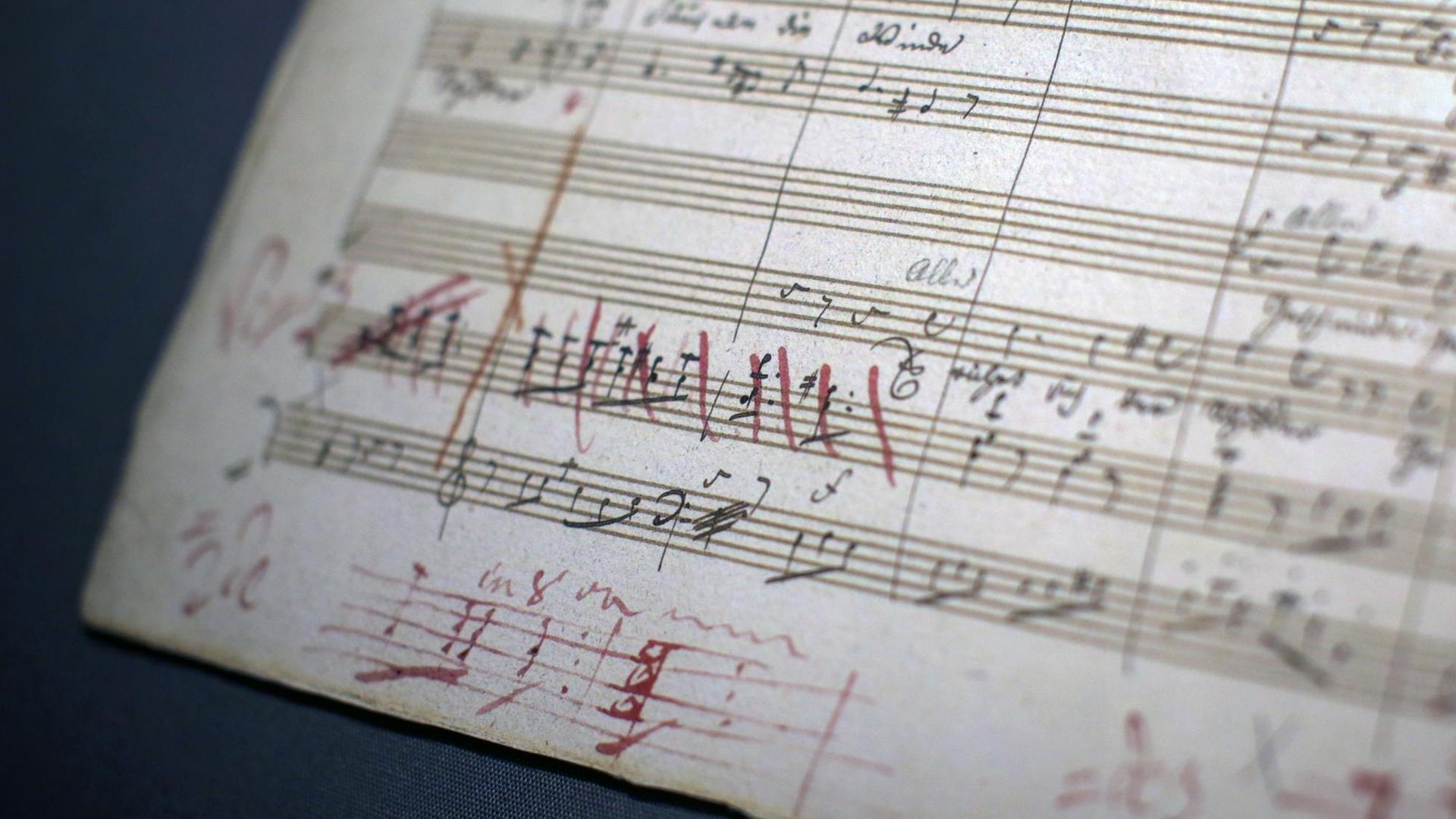 Bei dem Musik- und Musikbuchverlag Schott Music wird am 17.12.2015 in Mainz (Rheinland-Pfalz) ein altes Notenblatt ausgestellt, welches der Komponist Ludwig van Beethoven zu seinen Lebzeiten seinem Lektor mit Änderungsanweisungen (rot) zurückgeschickt hatte. Bei dem Musik- und Musikbuchverlag Schott Music wird am 17.12.2015 in Mainz (Rheinland-Pfalz) ein altes Notenblatt ausgestellt, welches der Komponist Ludwig van Beethoven zu seinen Lebzeiten seinem Lektor mit Änderungsanweisungen (rot) zurückgeschickt hatte.