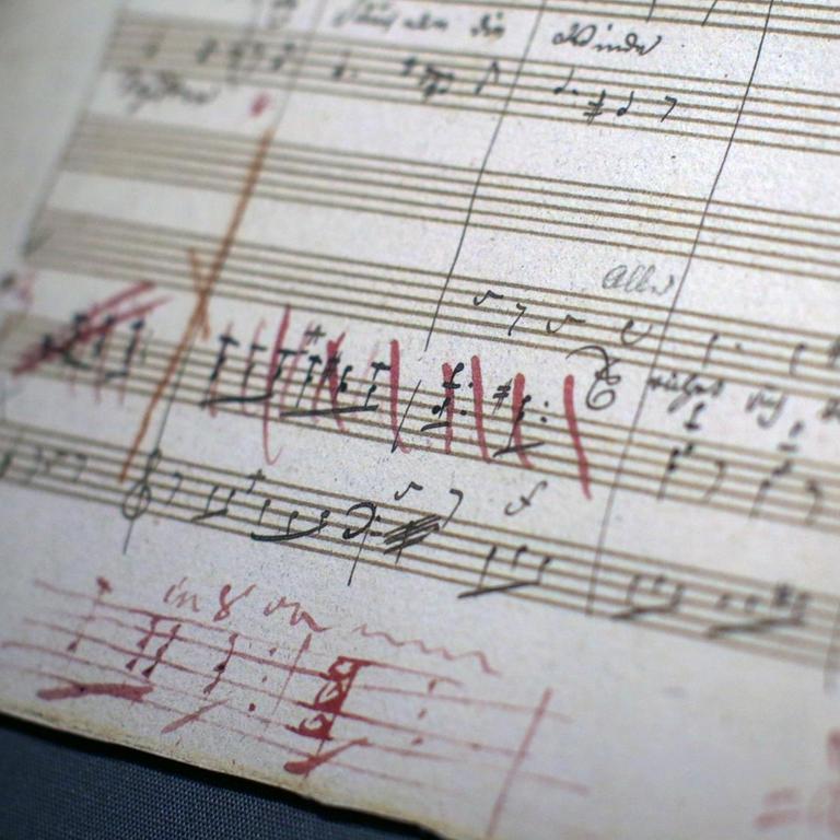 Bei dem Musik- und Musikbuchverlag Schott Music wird am 17.12.2015 in Mainz (Rheinland-Pfalz) ein altes Notenblatt ausgestellt, welches der Komponist Ludwig van Beethoven zu seinen Lebzeiten seinem Lektor mit Änderungsanweisungen (rot) zurückgeschickt hatte.